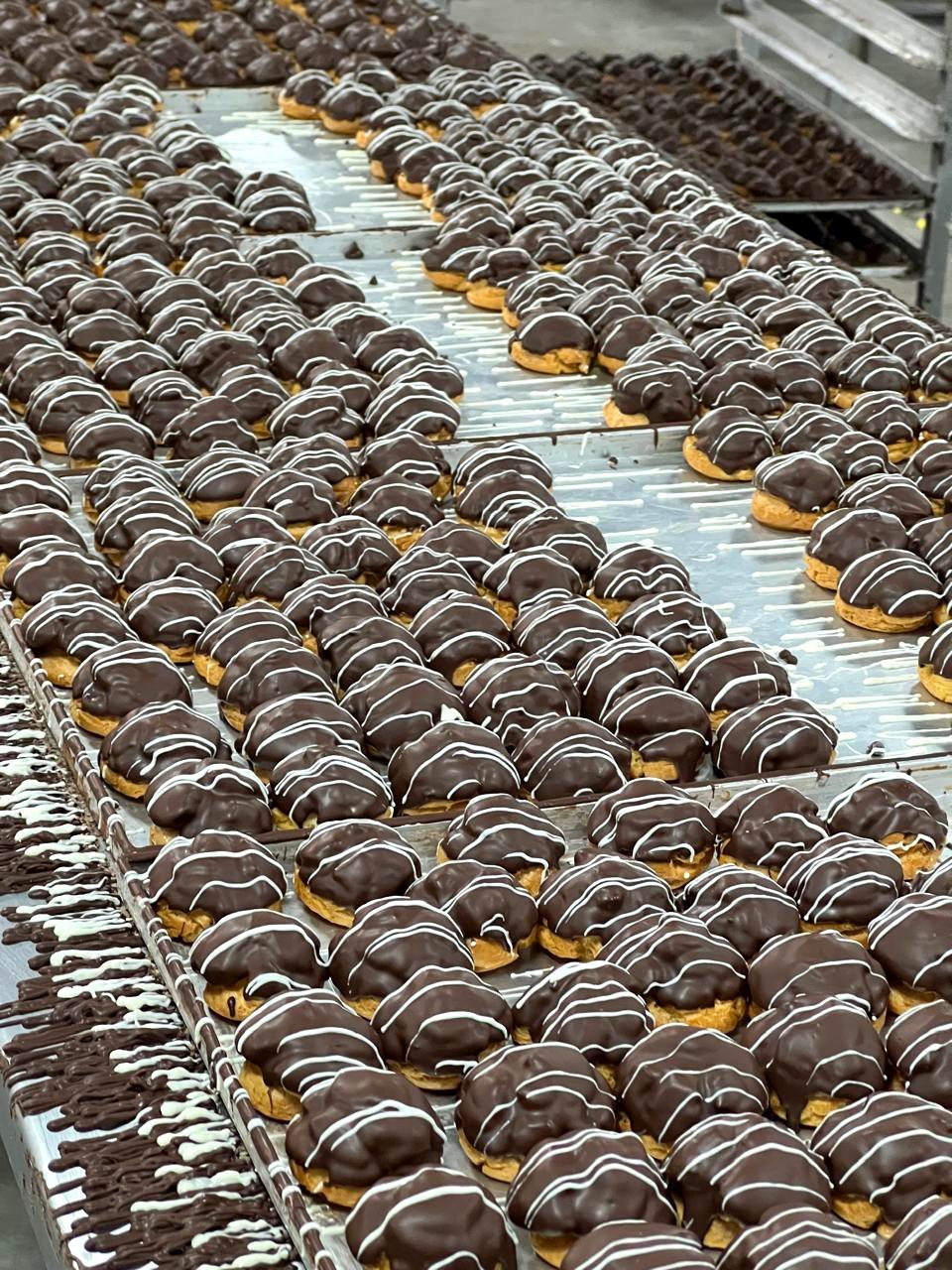 Carolinas de chocolate recém-cobertas na nossa produção