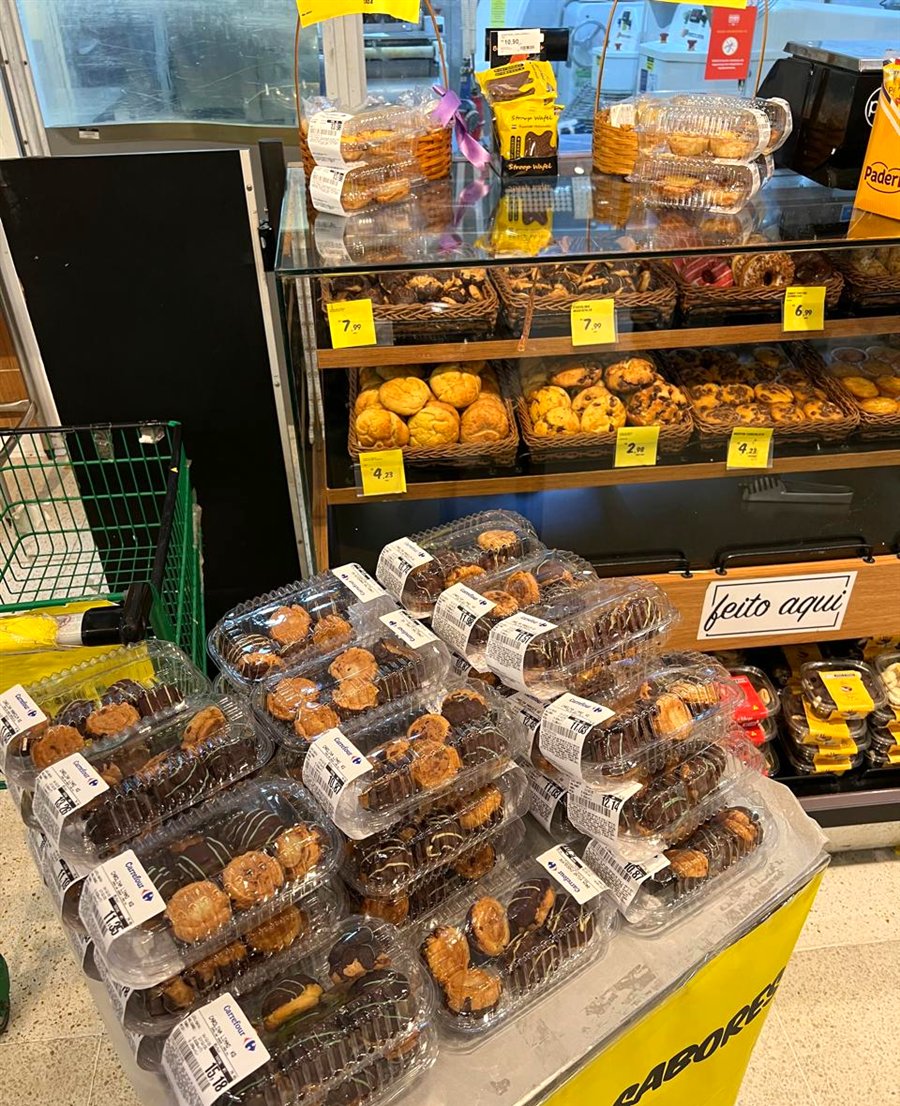 Ilha de supermercado com embalagens de Carolinas fracionadas